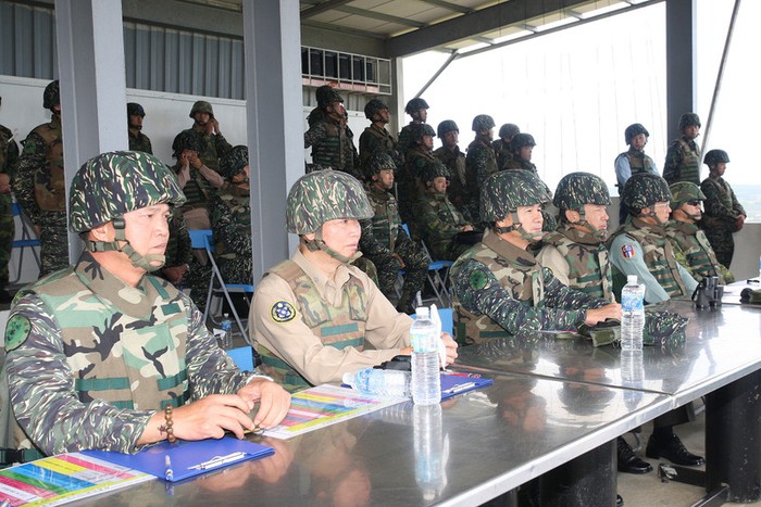 Các sỹ quan lục quân, thuỷ quân lục chiến của Đài Loan quan sát và chỉ đạo diễn tập